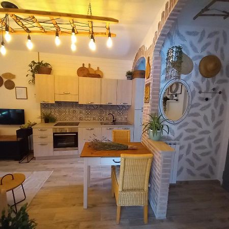 Casa Fiorita 22 Porto Ceresio Apartment Bagian luar foto